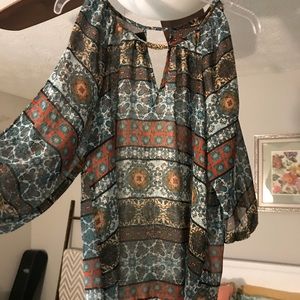 Blouse multi color. Key hole front and back